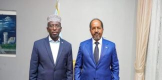 Madaxweynaha Soomaaliya Xasan Sheekh Maxamuud oo kulan la qaatay Madaxweynihii hore Sheekh Shariif Sheekh Axmed.