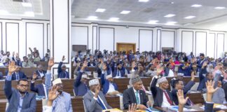 Baarlamaanka Federaalka Soomaaliya oo Ansixiyay Dastuurka Rasmiga ah, Kuna Soo Gabagabeeyay Geeddi-socod 13 Sano Socday