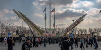 Iraan oo adeegsatay Gantaalka casri ah ee Khaybar oo leh bartilmaameed sax ah.