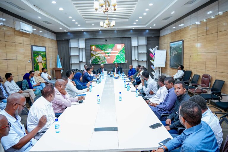 Wasiirka Wasaaradda Beeraha iyo Waraabka Soomaaliya oo shir guddoomiyay kulan wada-tashi ah oo ka dhacay xarunta dhexe ee Wasaaradda