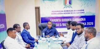 Xasan Maxamed Xuseen Muungaab oo Shir Guddoomiyey Kulan ku Saabsan Gurmadka Roobabka Muqdisho