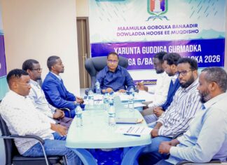 Xasan Maxamed Xuseen Muungaab oo Shir Guddoomiyey Kulan ku Saabsan Gurmadka Roobabka Muqdisho