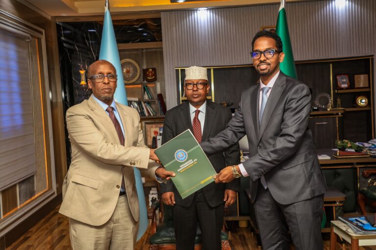Wasiirka Gaashaandhigga Axmed Macallin Fiqi oo xilka u kala wareejiyey Xoghayaha cusub ee Wasaaradda Gaashaandhigga
