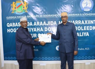 Sheekh Aadan Madoobe oo Qaatay Shahaadada Musharraxnimo