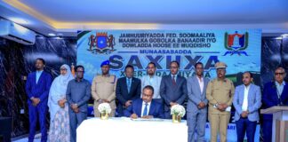 Guddoomiyaha Gobolka Banaadir oo Saxiixay Xeerkii Ugu Horreeyay ee Nadaafadda Muqdisho