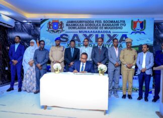 Guddoomiyaha Gobolka Banaadir oo Saxiixay Xeerkii Ugu Horreeyay ee Nadaafadda Muqdisho