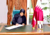 Wasiir Khadiija Al-Makhzoumi oo Saxiixday Buugga Tacsida Amiirkii Hore ee Qatar