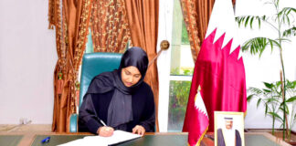 Wasiir Khadiija Al-Makhzoumi oo Saxiixday Buugga Tacsida Amiirkii Hore ee Qatar