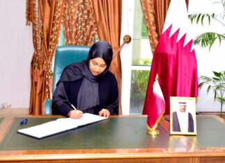 Wasiir Khadiija Al-Makhzoumi oo Saxiixday Buugga Tacsida Amiirkii Hore ee Qatar
