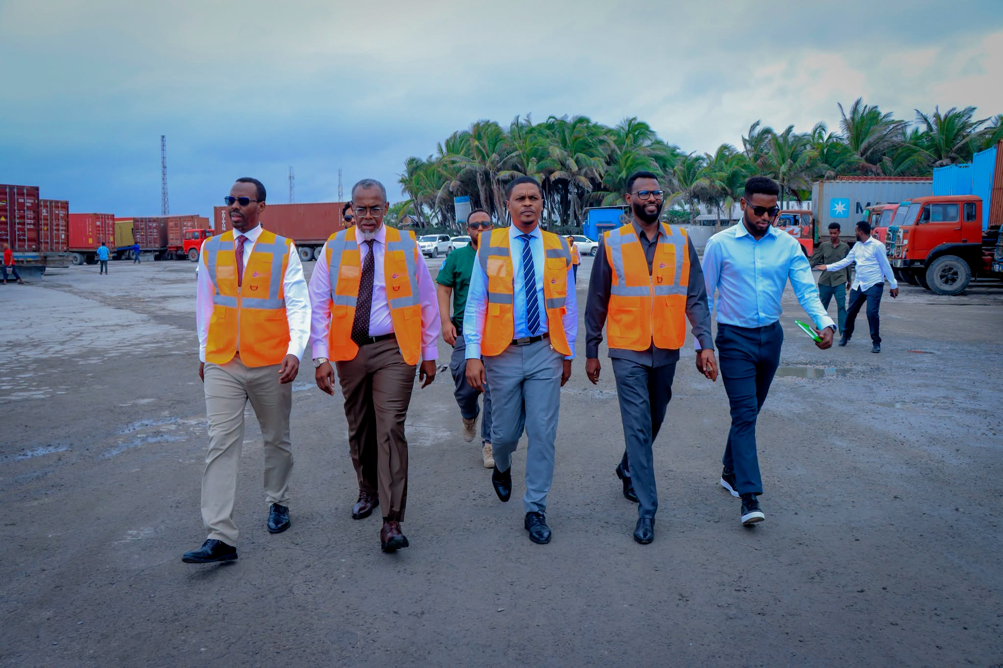 Wasiirka Warfaafinta oo Kormeer Shaqo Ku Tagay Dekedda Muqdisho