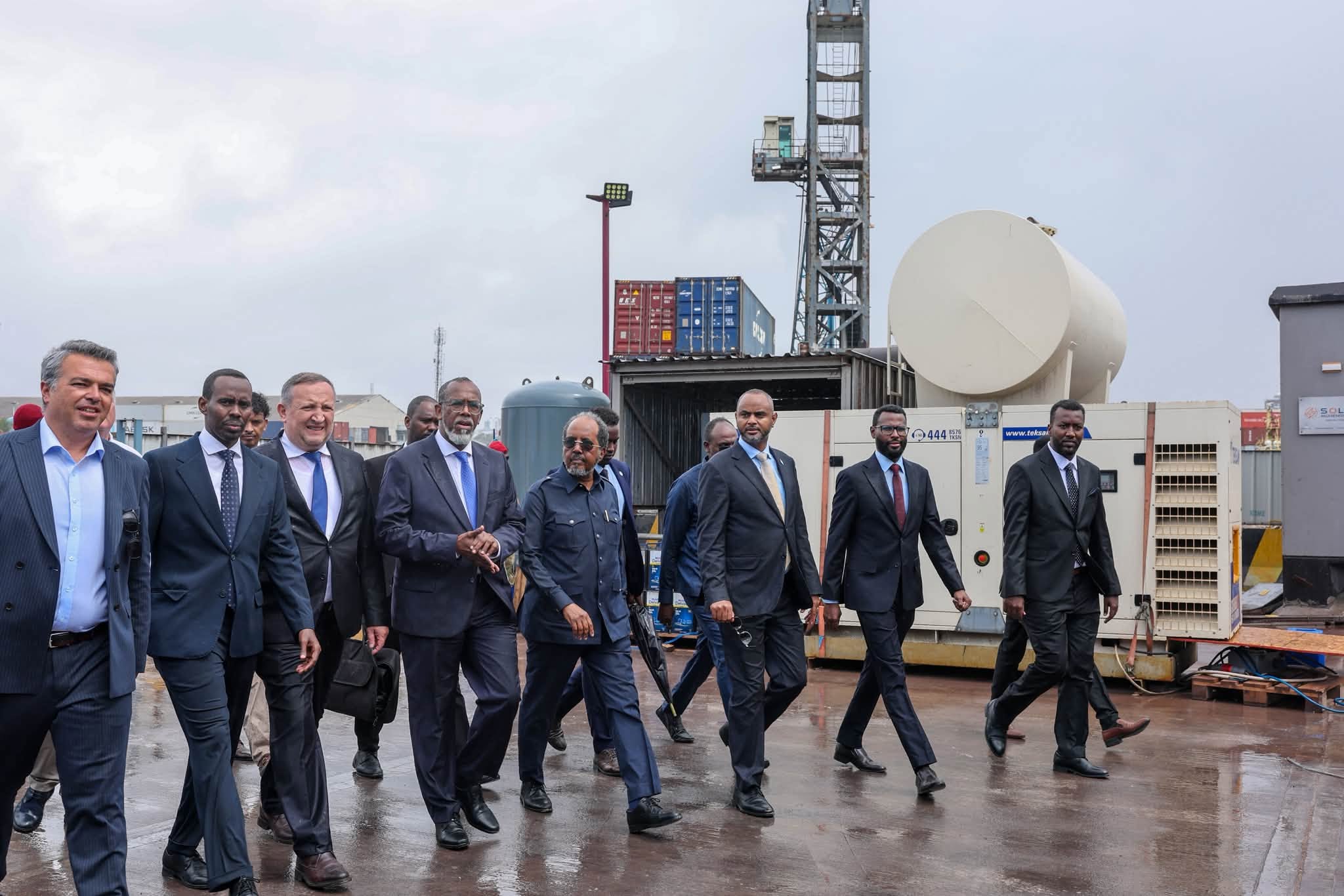 Madaxweyne Xasan Sheekh oo kormeeray Dekedda Muqdisho
