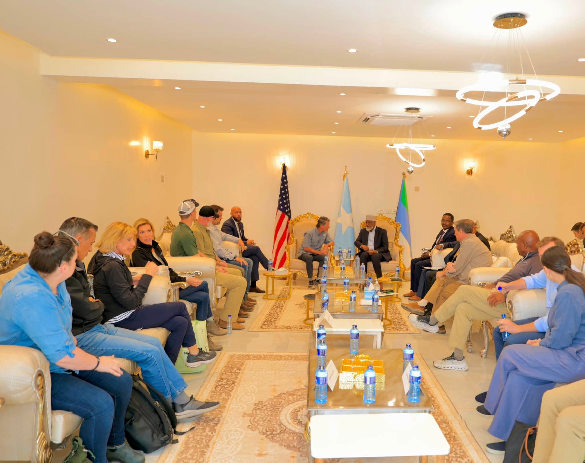 Madaxweynaha Jubaland oo Kismaayo ku Qaabilay Wafdi Sare oo ka Socday Koongareeska Maraykanka