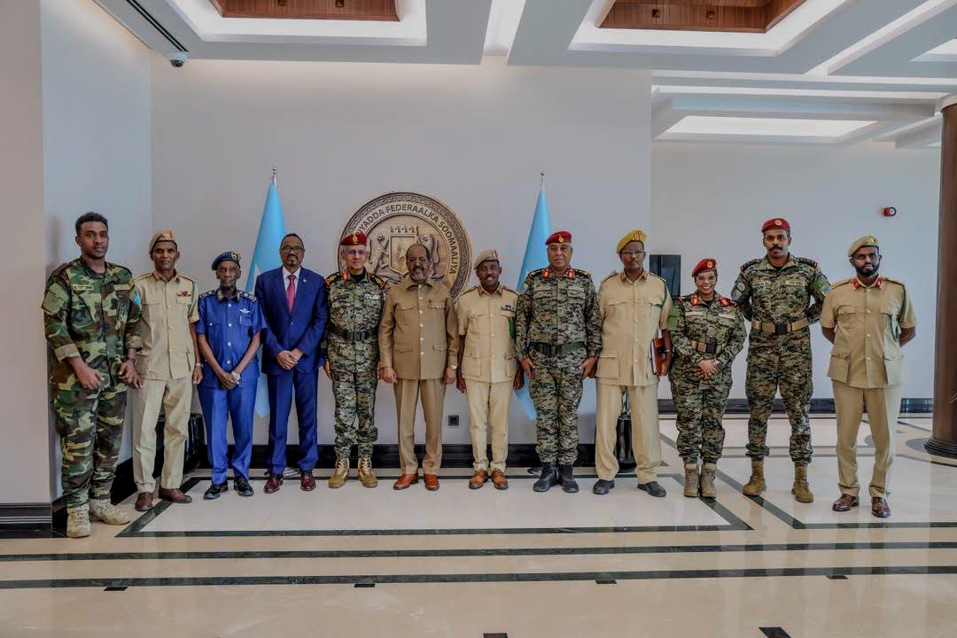 Madaxweyne Xasan Sheekh oo Muqdisho ku qaabilay Taliyaha Ciidanka Qalabka Sida ee Jabuuti