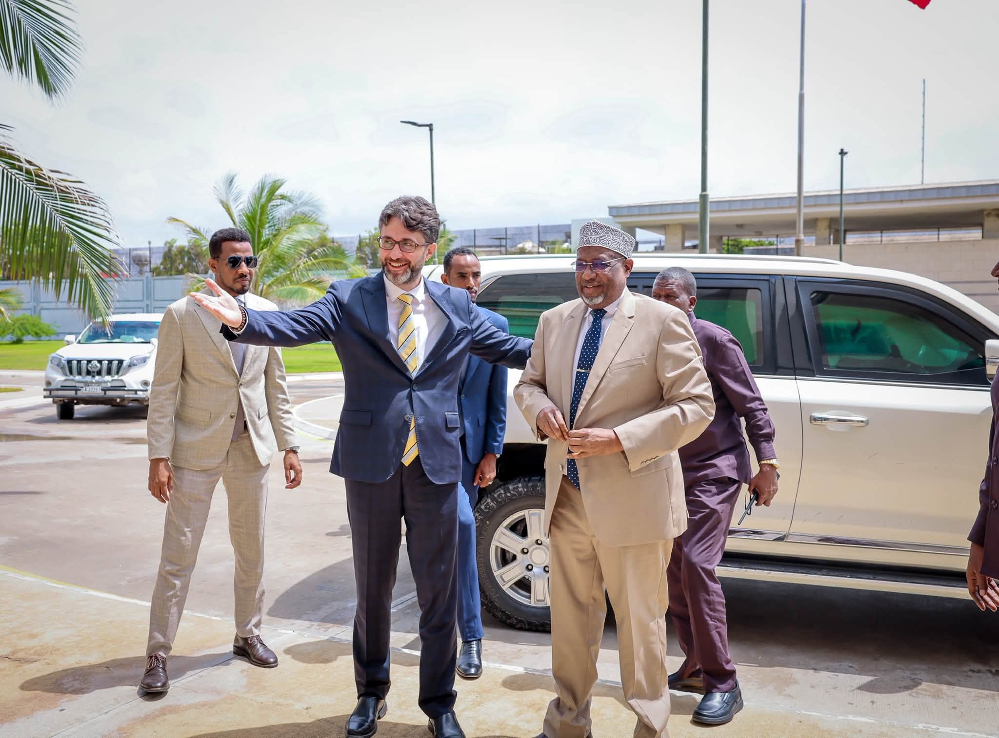 Hoggaamiyaha Koonfur Galbeed oo Muqdisho kula kulmay Safiirka Turkiga