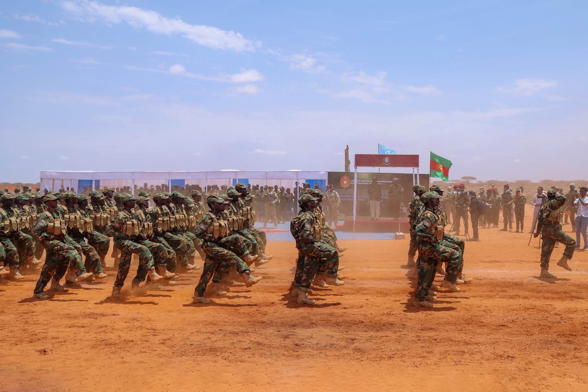 Madaxweyne Xasan Sheekh oo Tababar u Soo Xiray Kumannaan Askari oo lagu Tababaray Xananbuure