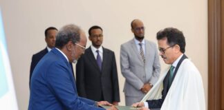 Madaxweyne Xasan Sheekh oo Warqadaha Aqoonsiga Ka Guddoomay Toddobo Safiir oo Cusub