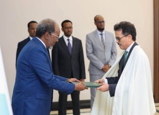 Madaxweyne Xasan Sheekh oo Warqadaha Aqoonsiga Ka Guddoomay Toddobo Safiir oo Cusub