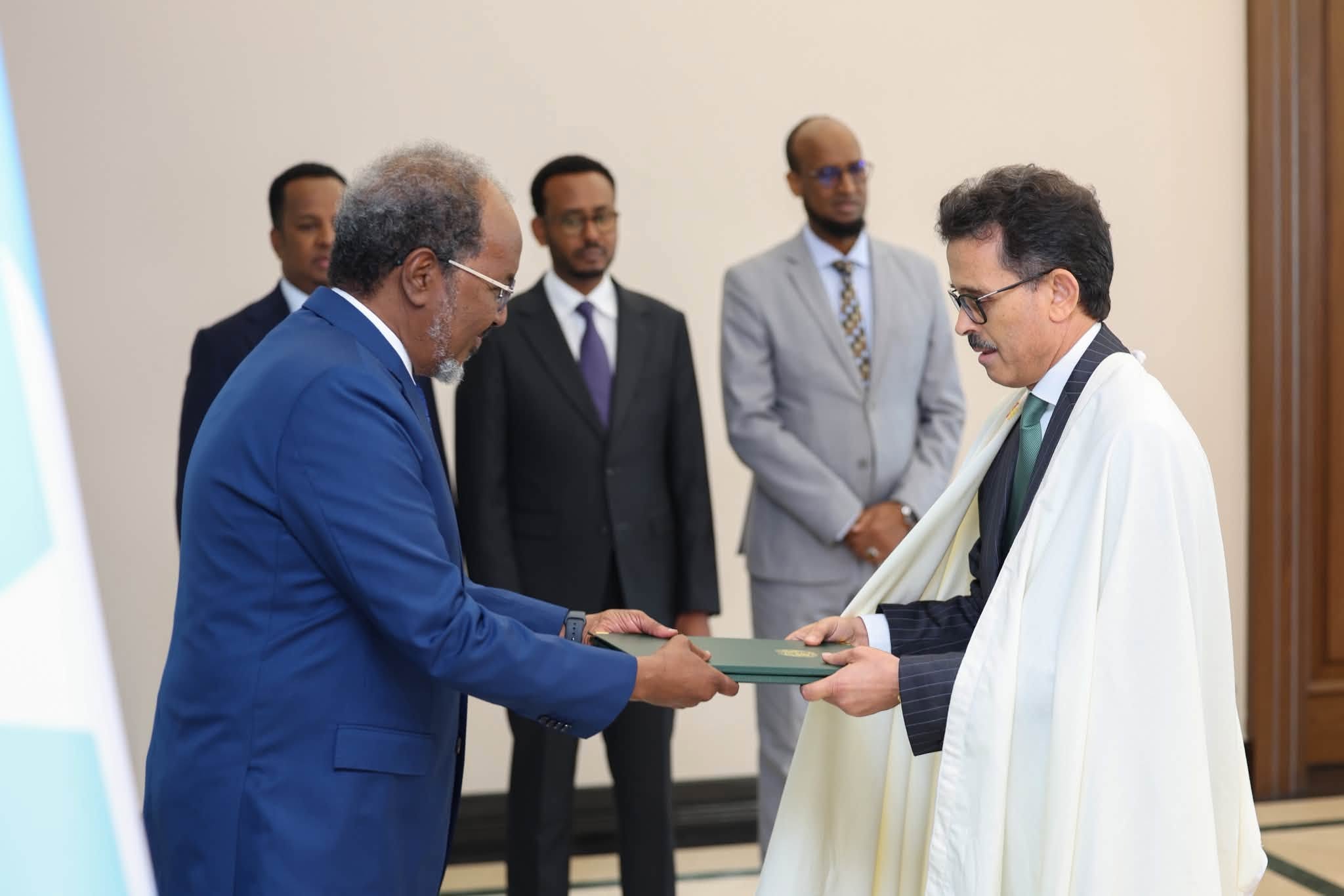 Madaxweyne Xasan Sheekh oo Warqadaha Aqoonsiga Ka Guddoomay Toddobo Safiir oo Cusub