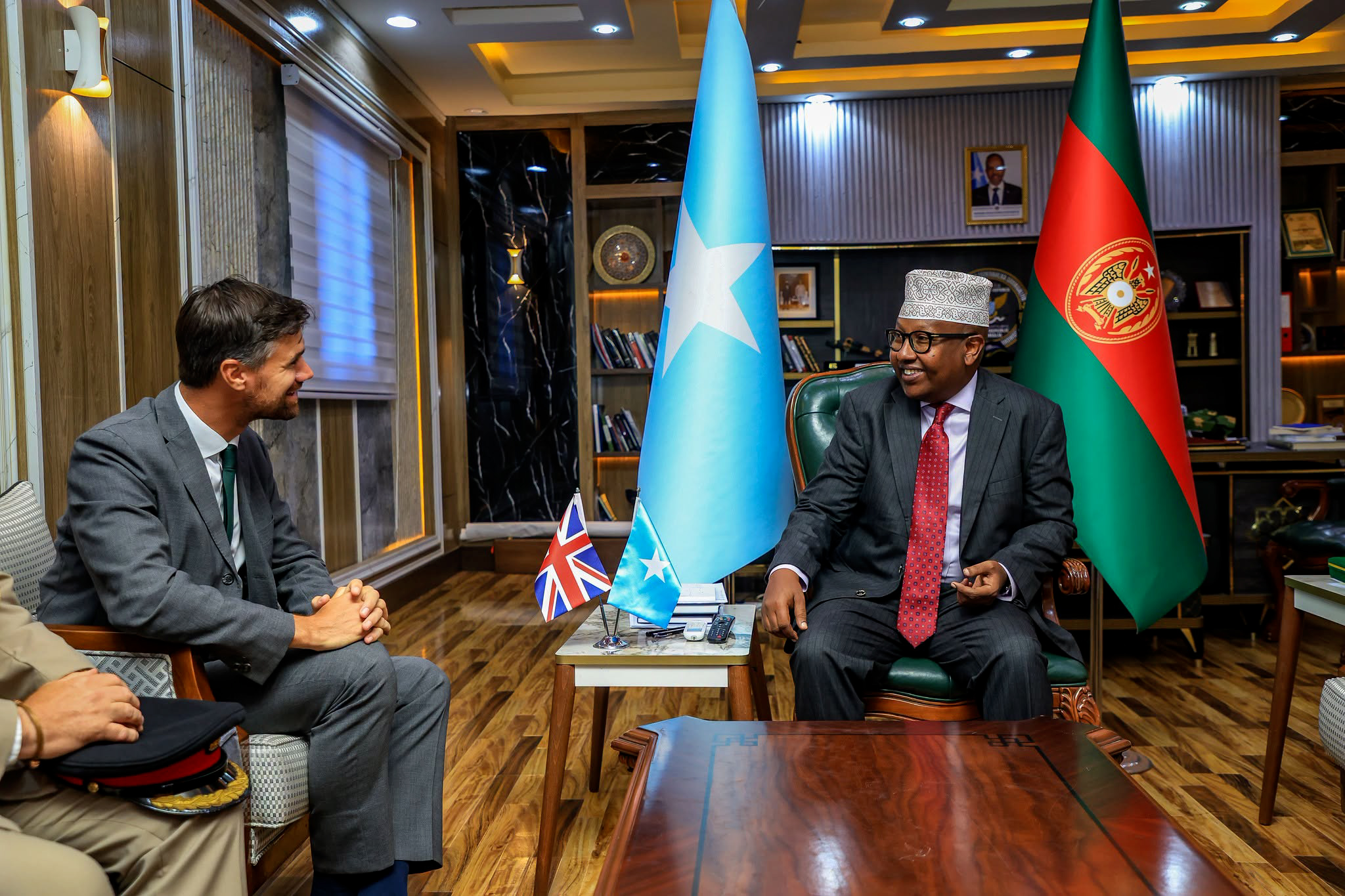 Wasiirka Gaashaandhigga XFS Axmed Fiqi oo qaabilay Safiirka UK ee Soomaaliya