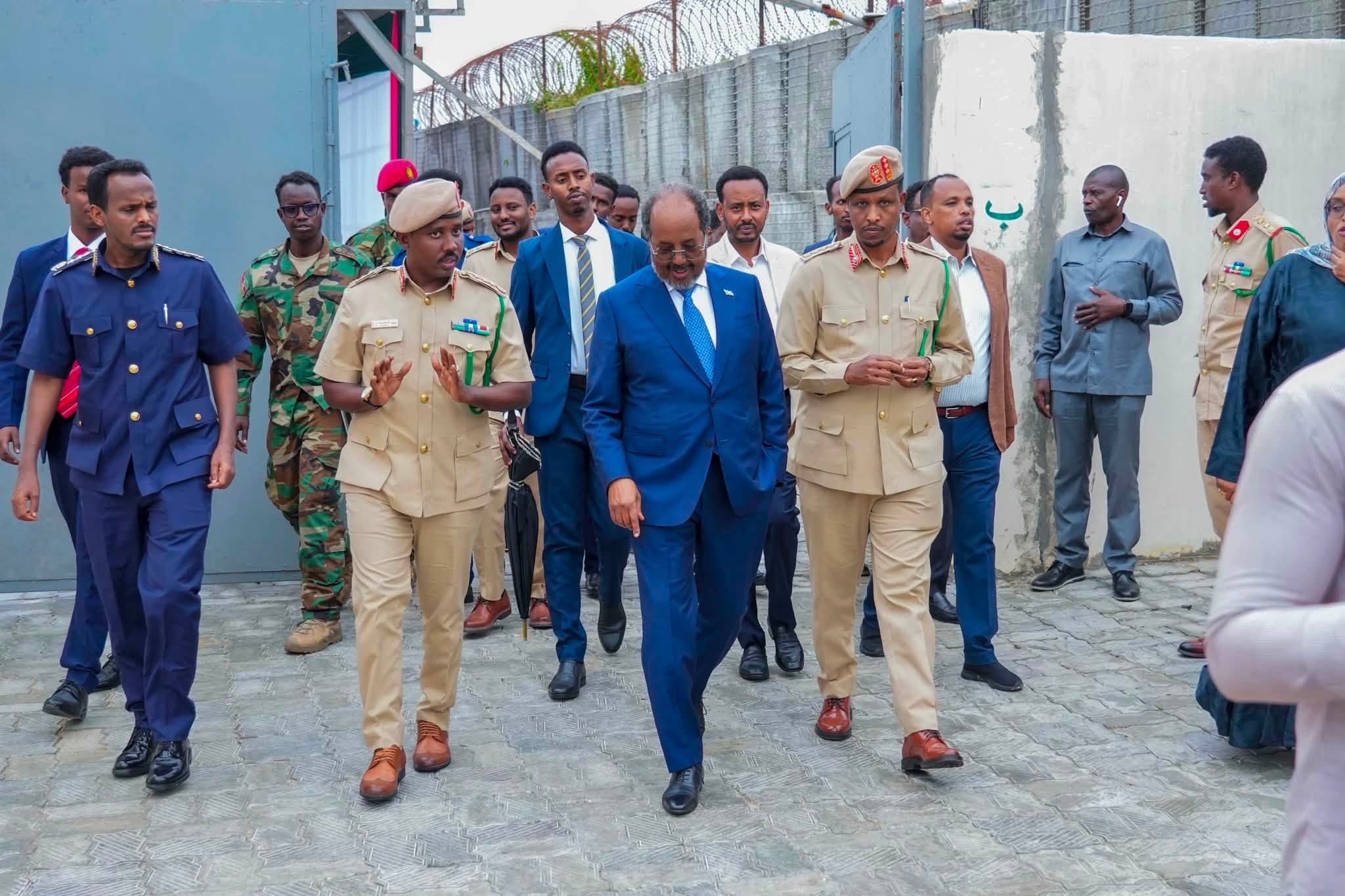 Madaxweyne Xasan Sheekh oo faray Taliska Ciidanka Xoogga Dalka in la laba jibbaariyo howlgallada ka dhanka ah Kooxda AS