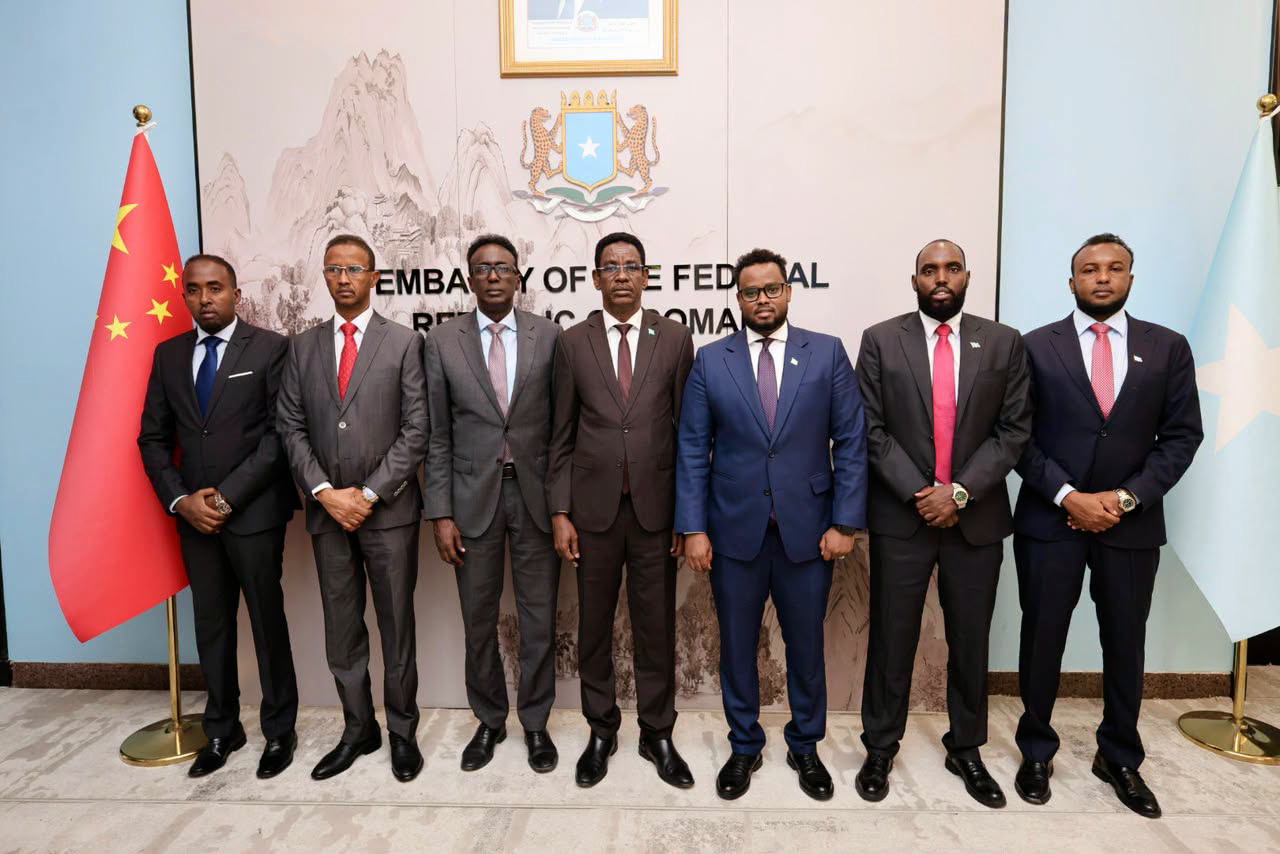 Wasiirka Amniga Gudaha XFS oo booqday Safaaradda Soomaaliya ee Beijing