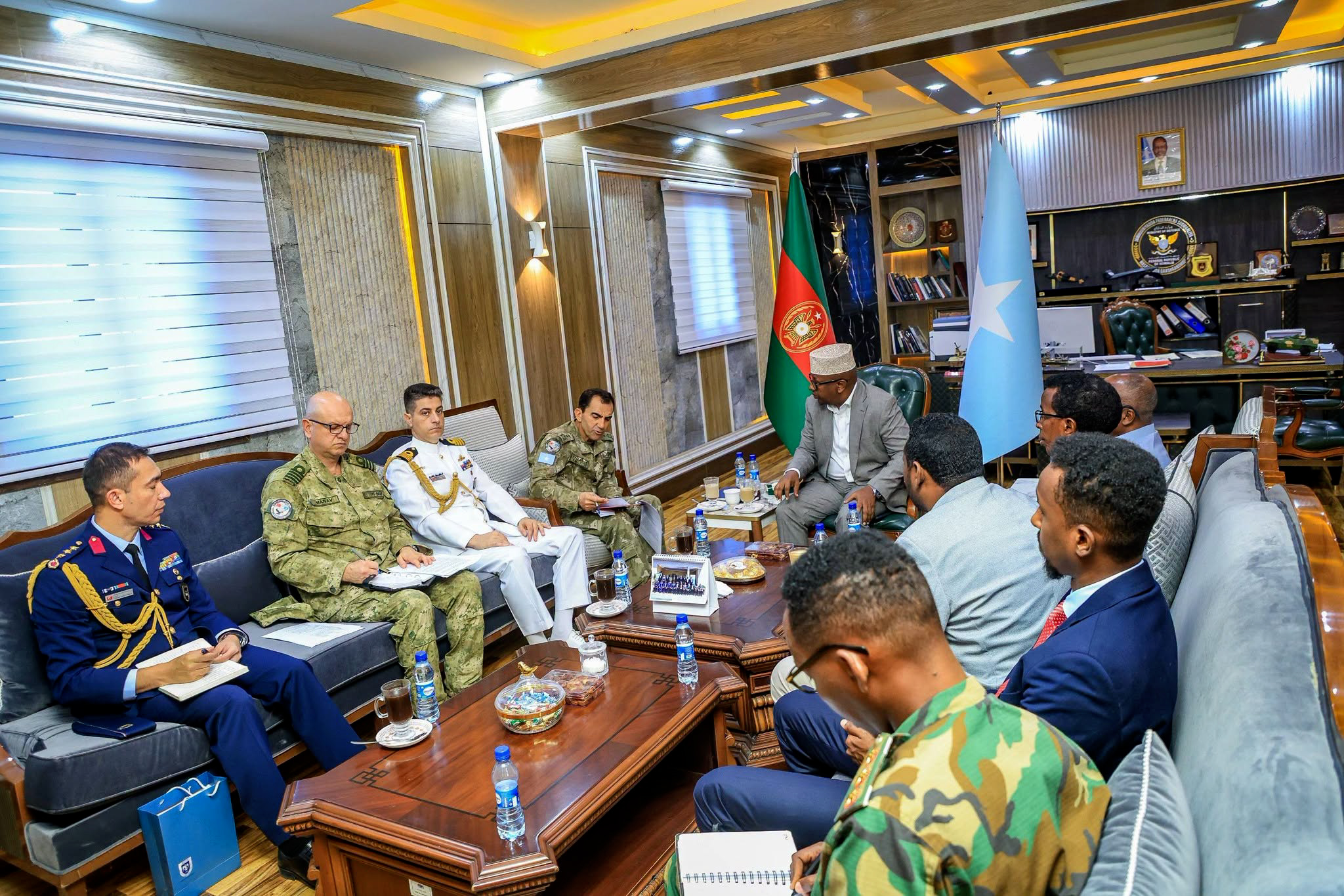 Wasiirka Gaashaandhigga Soomaaliya oo Qaabilay Saraakiil Turki ah