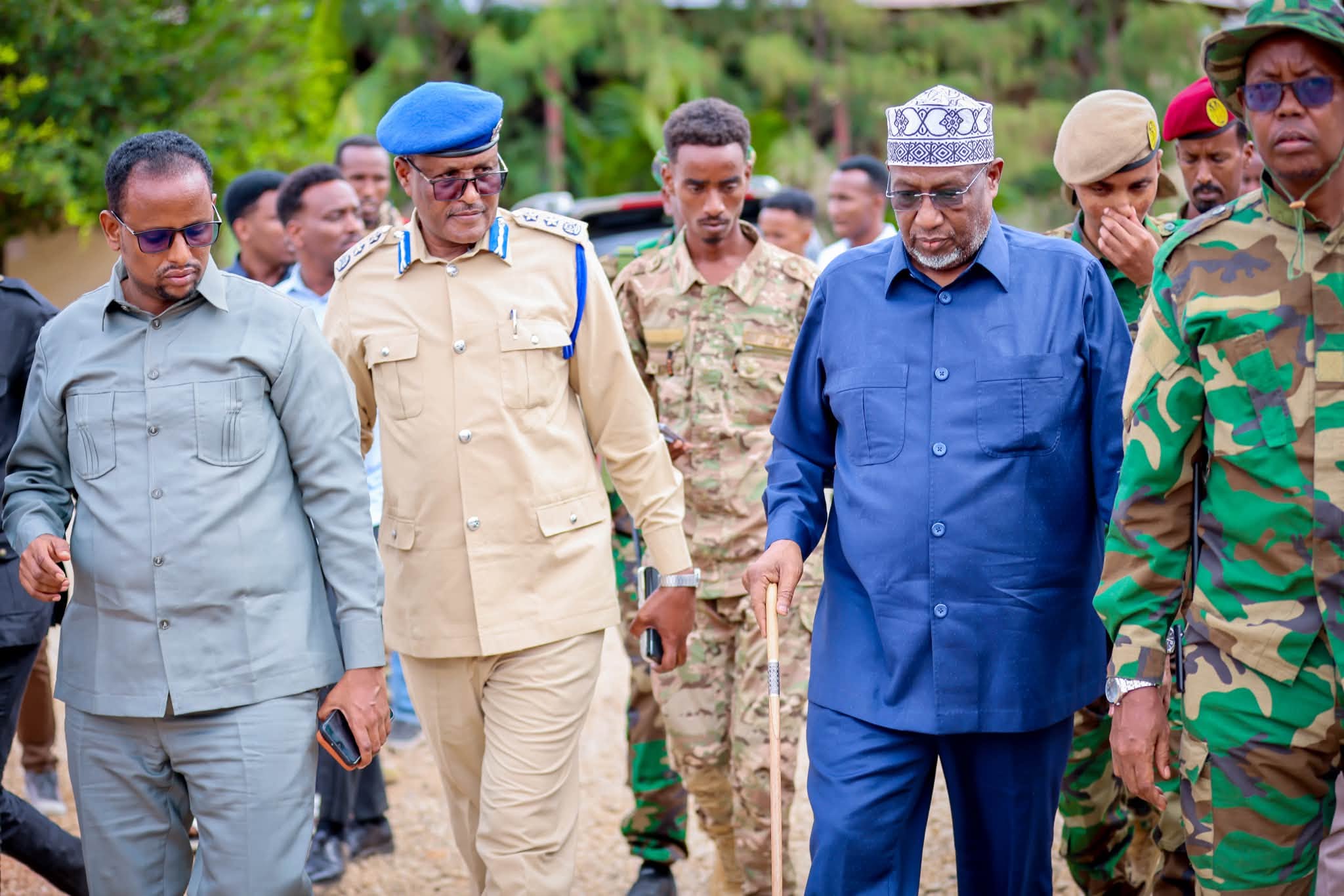Sheekh Aadan Madoobe oo kormeeray goobihii uu saameeyay qaraxii Baydhabo