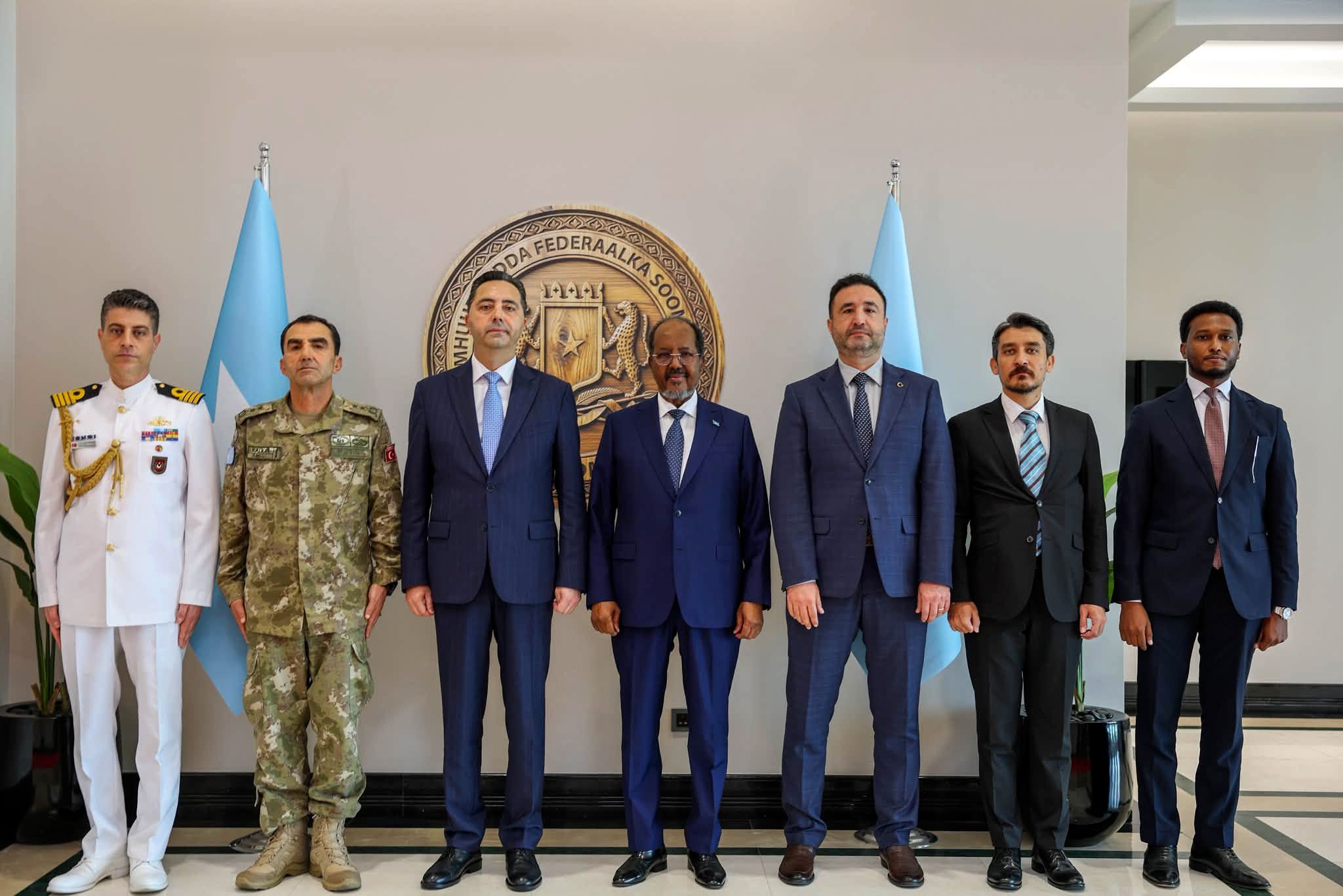 Madaxweyne Xasan Sheekh oo waraaqaha aqoonsiga ka guddoomay danjirayaasha cusub ee Türkiye iyo Midowga Yurub