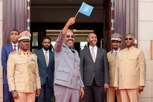 Madaxweyne Xasan Sheekh oo ka qayb galay munaasabad heer qaran ah oo lagu xusay Maalinta Calanka Soomaaliyeed