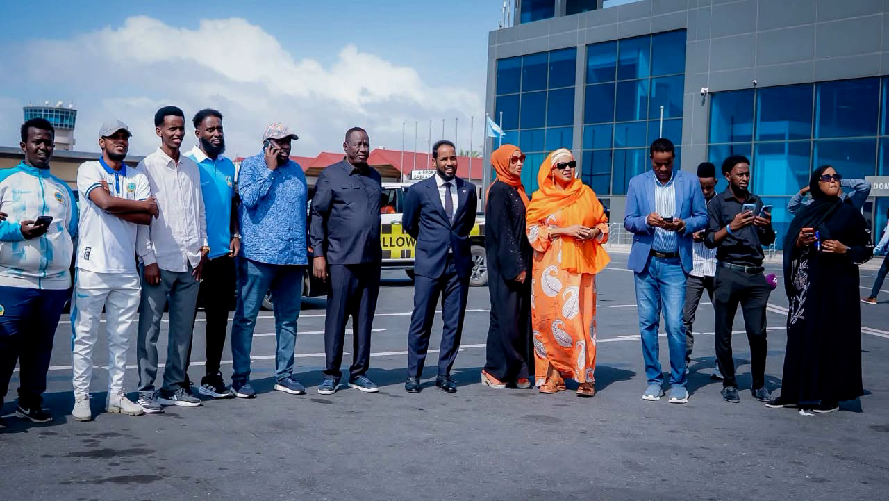 Xulka Qaranka Soomaaliya ee 17-jirada oo Muqdisho Lagu Soo Dhaweeyay Iyagoo Ku Guuleystay Billadda Qalinka