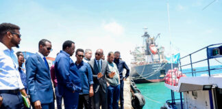 Saalax Axmed Jaamac oo Kormeeray Doomaha Kalluumaysiga ee Dekedda Muqdisho, Kana Hadlay Suuqyada Caalamiga ah
