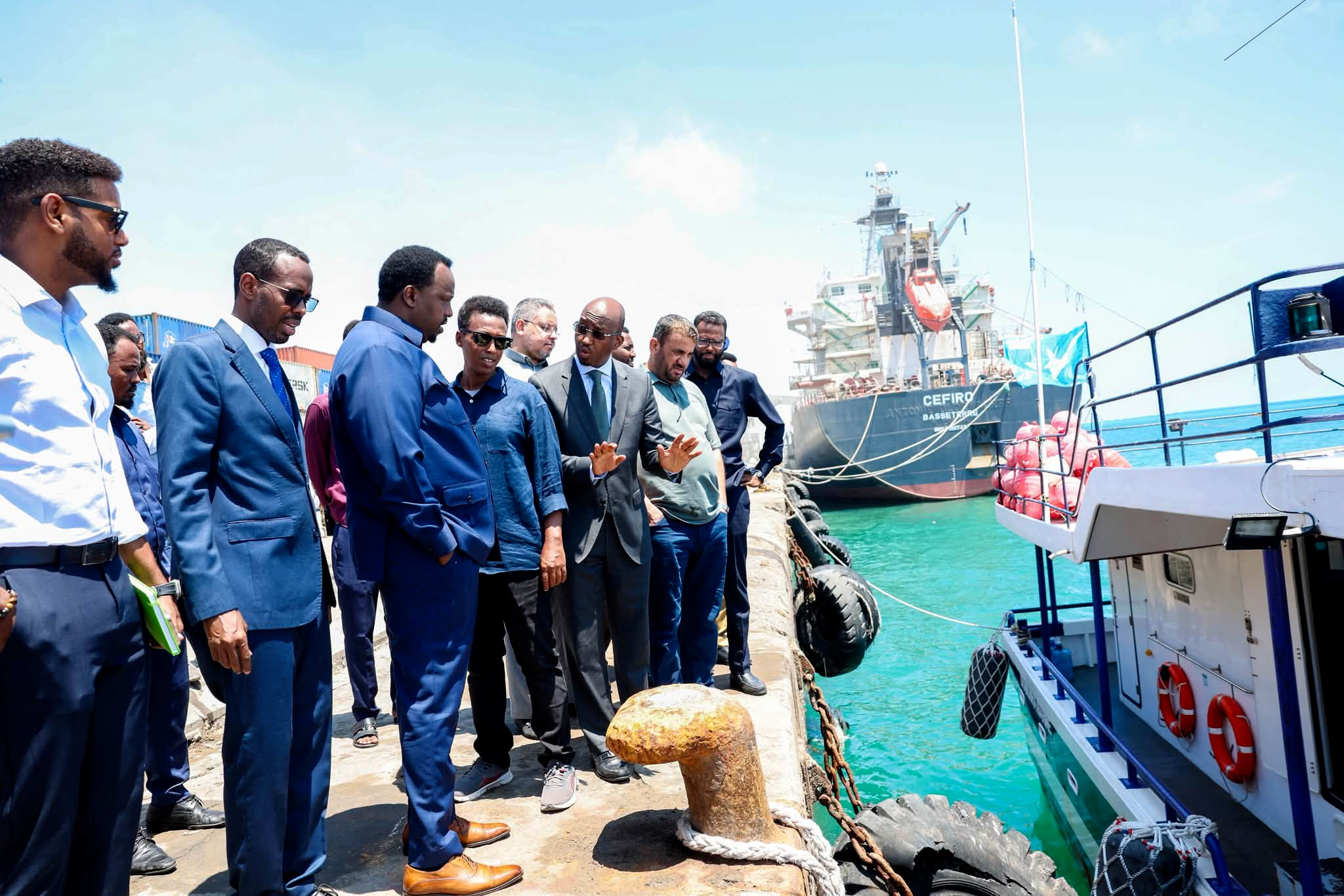 Saalax Axmed Jaamac oo Kormeeray Doomaha Kalluumaysiga ee Dekedda Muqdisho, Kana Hadlay Suuqyada Caalamiga ah