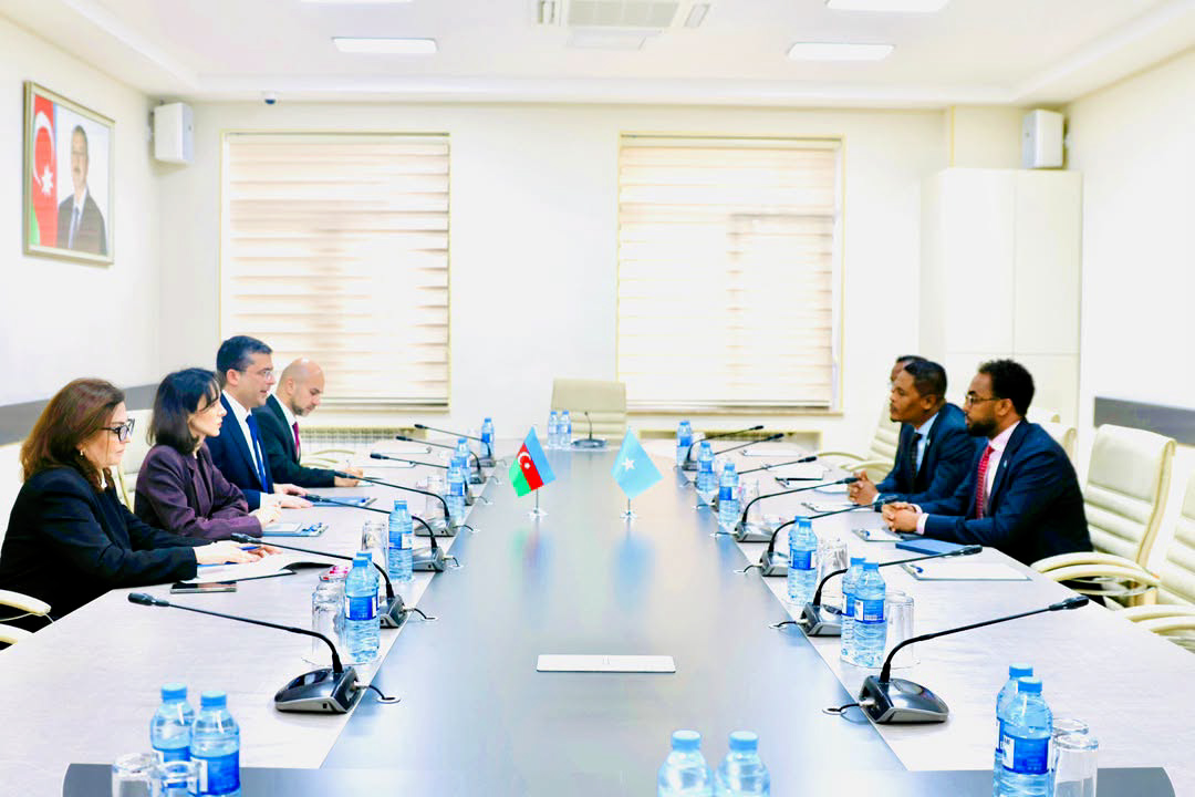 Soomaaliya iyo Azerbaijan oo ka wada hadlay tababarrada suxufiyiinta iyo casriyeynta warbaahinta qaranka